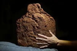 4,000-year-old handprint found on ancient Egyptian tomb